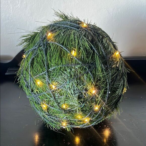 Pottery Barn Pre-Lit Faux Evergreen Medium Sphere NWOT OPEN BOX! - Picture 1 of 9